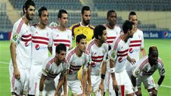 مرتضى منصور فى غرف خلع الملابس لتهنئة اللاعبين