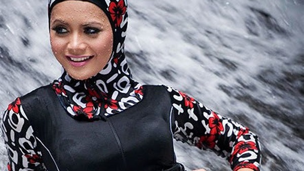 بلدة فرنسية ثالثة تحظر لباس البحر الإسلامي عقب اشتباك