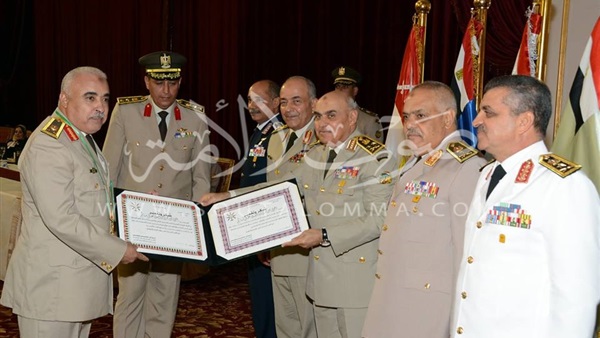 بالصور.. وزير الدفاع يكرم القادة المنتهية خدمتهم بالقوات المسلحة
