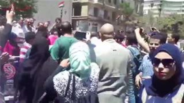 بالفيديو.. خناقة بين الأمن و«تمريض المنصورة» بشارع القصر العيني