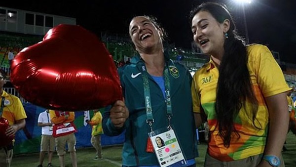 بالصور.. «أولمبياد ريو دي جانيرو» بطعم الحب.. 5 قصص غرامية تجمع بين المشاركين.. بدأت بزواج مثليين.. «حامل الشعلة» يتقدم لصديقته أمام الكاميرات.. و«هولي بليسديل» تخسر ميدالية وتفوز بـ«عريس» 