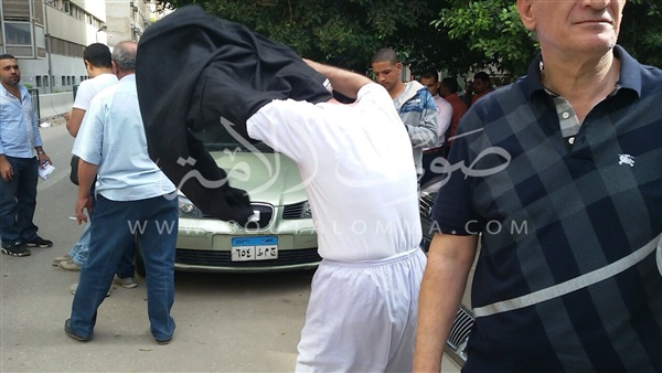 بالصور..مواطن يخلع ملابسه أمام «الوزراء» 