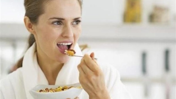 خبراء: تناول أطعمة محددة تجعل أداءك أفضل في العمل