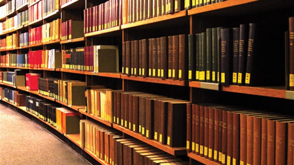 مفاجآت أدبية تهز مسلمات نقدية وتصورات جماهيرية