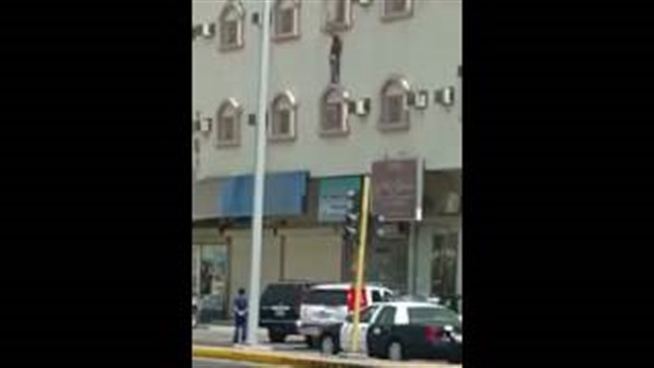 بالفيديو.. لحظة إنقاذ رجل من الانتحار بأعلى مبنى في السعودية