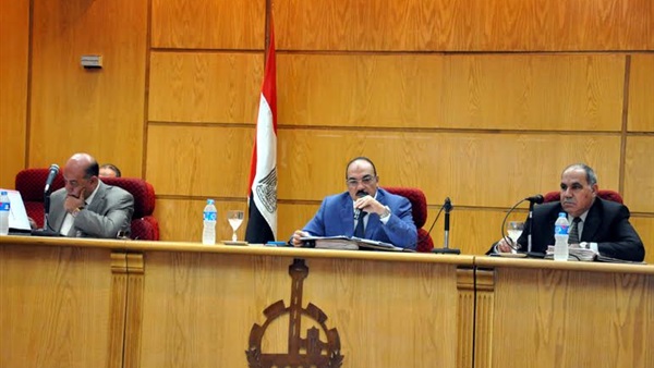 محافظ القليوبية يناقش الخطة الإستثمارية للعام المالي