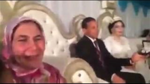بالفيديو.. موقف مفاجئ يتسبب في بكاء العروس 