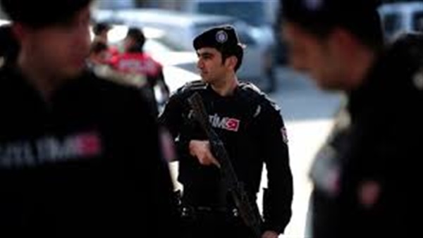 تركيا تعتقل عاملين بصحيفة صدر ضدها حكم بالإغلاق