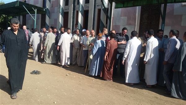 بالصور.. تشيع جثمان المطرب الشعبي «سيد الشاعر»من مسجد الرحمه بالباجور