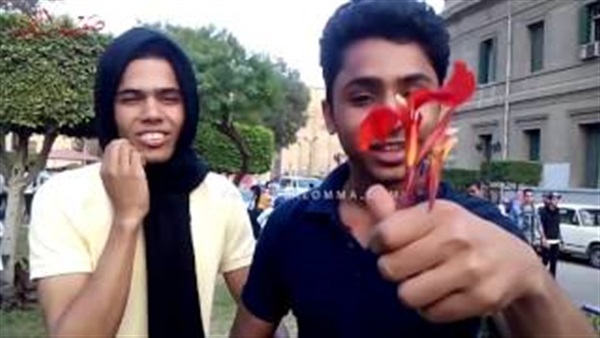 بالفيديو.. شابان يحتفلان بـ«الفلانتين» بطريقة مثيرة داخل جامعة القاهرة 