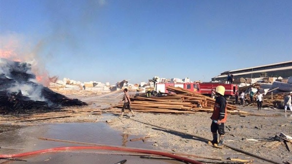 بالصور.. تفاصيل نشوب حريق مخزن اخشاب الإسكندرية