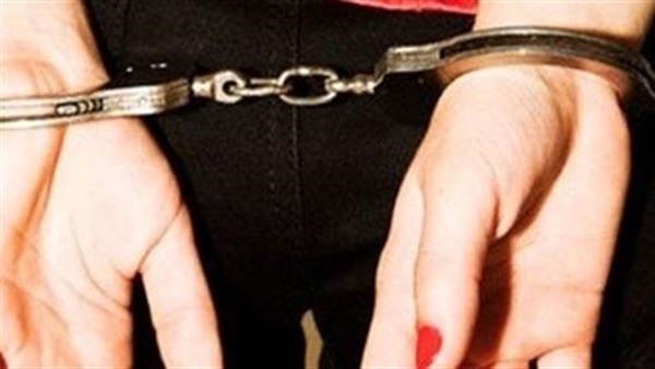 ضبط ربة منزل طعنت زوجها بسكين لرفضها تخزينه المخدرات داخل شقتها 