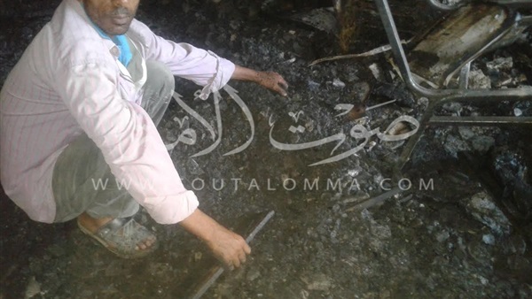 بالصور..عمال مستشفي سيدي سالم يبحثون عن خاتم الشعار داخل الحريق