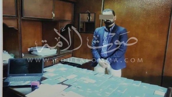 ضبط عاطل نصب على عشرات الشباب بزعم تسهيل سفرهم للعمل بالخارج