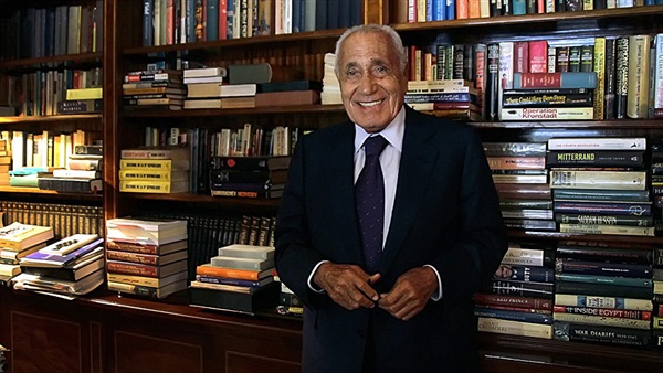 أغرب وصايا الكتاب العرب قبل وفاتهم.. «محمد حسنين هيكل» أوصي بخروج جثمانه من الحسين.. «أنيس منصور» أراد الدفن بجوار والدته.. «محمود درويش» لا أريد البنفسج.. و«فادي عزّام» أوصى ابنته بعدم الشتائم