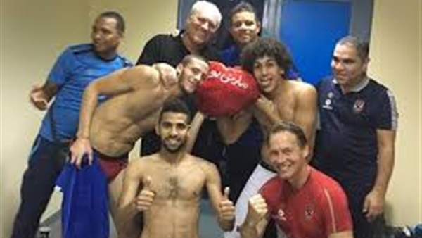 لاعبو الأهلي يحتفلون بـ «مارتن يول»