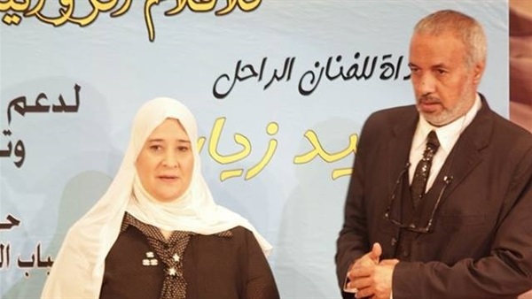 بالصور..بكاء ابنة الفنان الراحل سيد زيان عند تكريم والدها بمهرجان «أوسكار»
