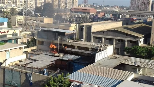 بالصور.. السيطرة علي حريق بأحد المصانع بمنطقة التصنيع في بورسعيد 