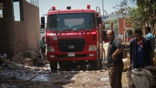 السيطرة على حريق  بسيارة وورشة تصليح بالصف