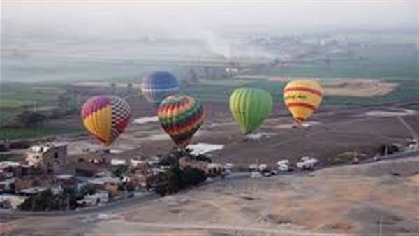 13 رحلة بالون طائر تقل 244 سائحًا للاستمتاع بالآثار الفرعونية بالأقصر