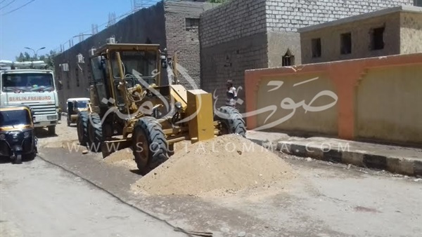 بالصور.. إزالة 76 طن مخلفات مباني وقمامة بشوارع أبو قرقاص بالمنيا