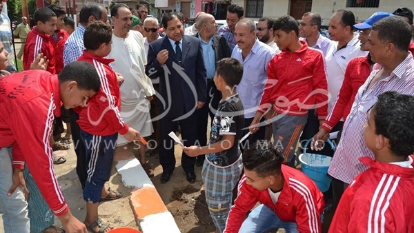 بالصور.. محافظ الغربية يأمر بسرعة رصف طريق القناة السادسة