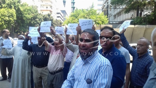 بالصور.. أصحاب مشروع جنوب منخفض القطارة يحتجون أمام «الوزراء»