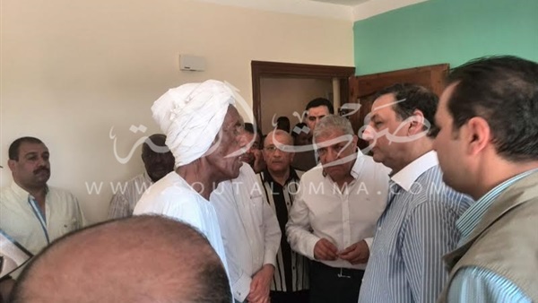 بالصور.. محلب يتفقد مشروع إسكان الطويسة بدراو 