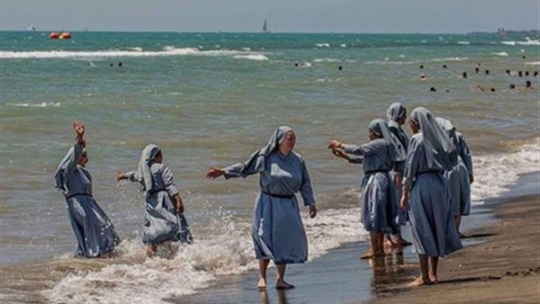 إمام مسجد يكشف سر صورة لراهبات على الشاطئ بإيطاليا