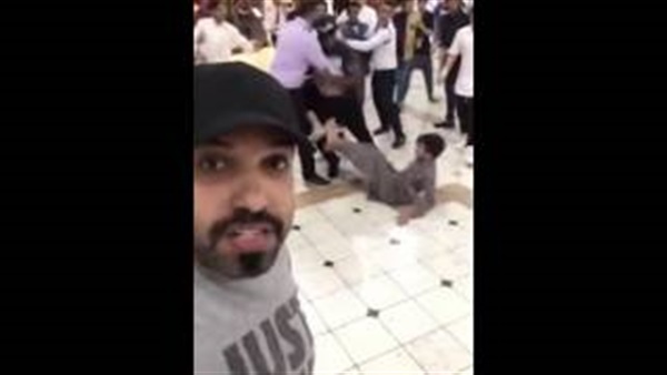بالفيديو..خليجى يلتقط اول سيلفى لمشاجرة 
