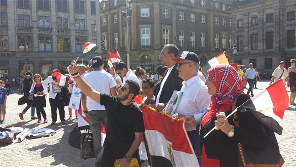 المصريون يحتشدون أمام مقر رئاسة الوزراء البريطانية ترحيبا بـ "السيسي"