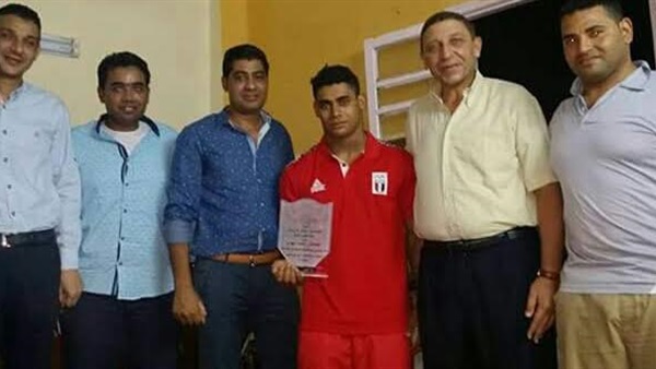 النائب هشام والي يكرم البطل الأوليمبي محمد إيهاب 