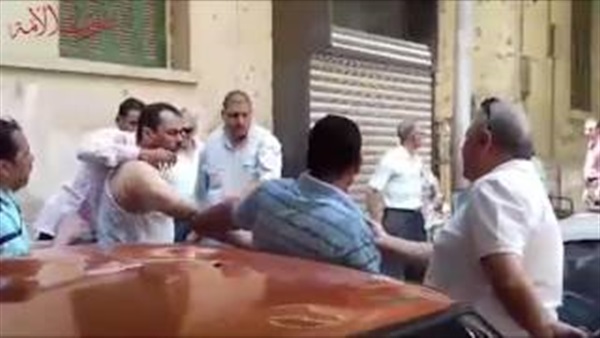 بالفيديو.. أحد موظفي «أسيك» يهدد بحرق نفسه أمام «الوزراء»