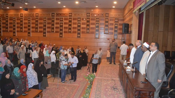 بالصور.. محافظ المنيا يودع حجاج بعثة الجمعيات الأهلية