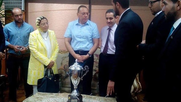بالصور.. رئيس جامعة القناة يكرم فريق اناكتس