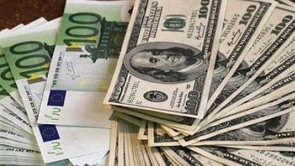مصر تُجرم حمل «الدولار».. الأمن يعلن حالة الاستنفار بالشوارع.. «مكافحة الأموال» تضبط مسئول شركة سياحية بتهمة الإتجار بالعملة.. القبض على خريج هندسة بأسيوط وبحوزته 3550 دولار.. وآخر مدير مصنع بالمنوفية