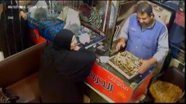 بالفيديو..لحظة سرقة امرأة محل ذهب 