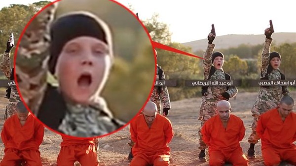 بالفيديو والصور.. طفل «داعشى» مصرى يشارك فى إعدام أكراد 