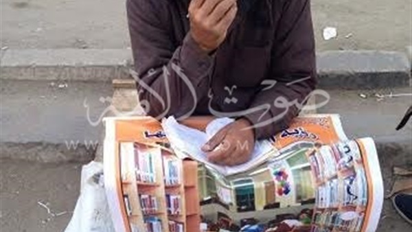 «الكتاب لا يزال في جيبي».. «عبد المجيد» رسام وخطاط وميكانيكي.. يعمل في إصلاح السيارات لقلة الربح من «الرسم».. الرجل الخمسيني: «انا قاعد في الشارع لكن من شحات»