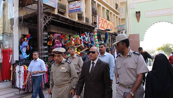 بالفيديو والصور.. جولة ميدانية لمدير أمن أسوان بالسوق السياحي