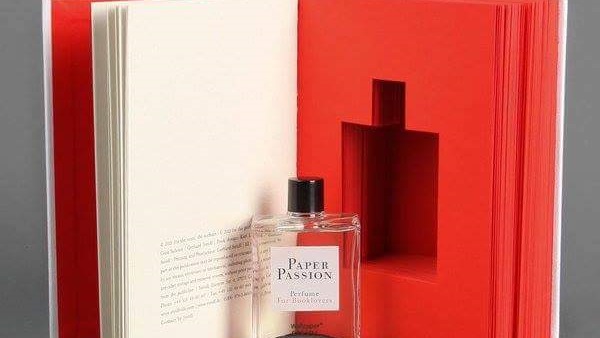 بالصور..رجل يروج لمكتبته بعطر برائحة الكتب 