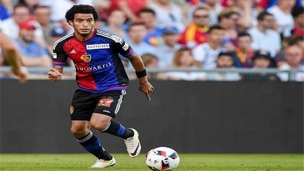 استياء من جمهور الزمالك ضد مدرب «بازل» بسبب مركز عمر جابر