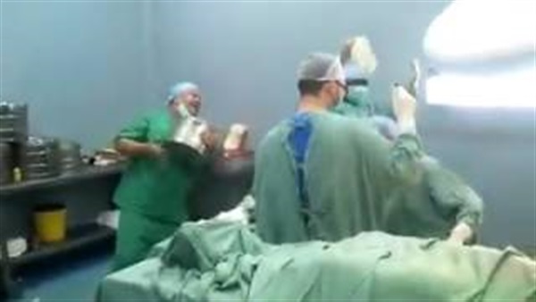 بالفيديو..لحظة رقص طبيب ومساعديه فى غرفة عمليات والمريض يدخل نوبة ضحك 