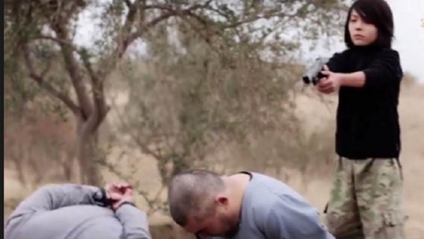 بريطاني يتفاجأ بطفله "يعدم" سجينا بسوريا