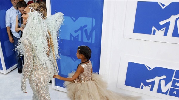 بالصور.. بيونسيه وابنتها «أميرتان» بحفل MTV