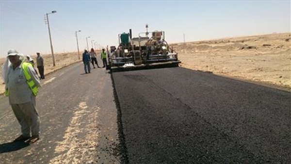 استئناف رصف طريق شمال الخارجة في الوادى الجديد