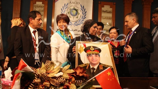 بالصور.. انتهاء المؤتمر الاستثمارى بأهداء صورة ذهبية للسيسي