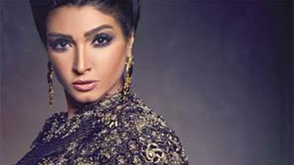 بالصورة..   والدة روجينا تدعمها على خشبة مسرح الهرم 