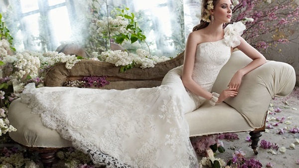 بالصور.. فنانة فرنسية تثير الجدل بعد زواجها من نفسها