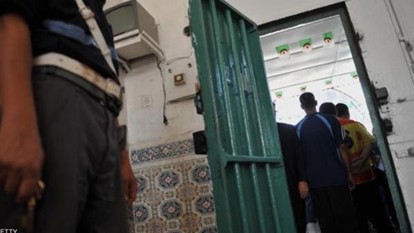 جزائريون يحاصرون مرآب لإنقاذ طفلة من الاغتصاب